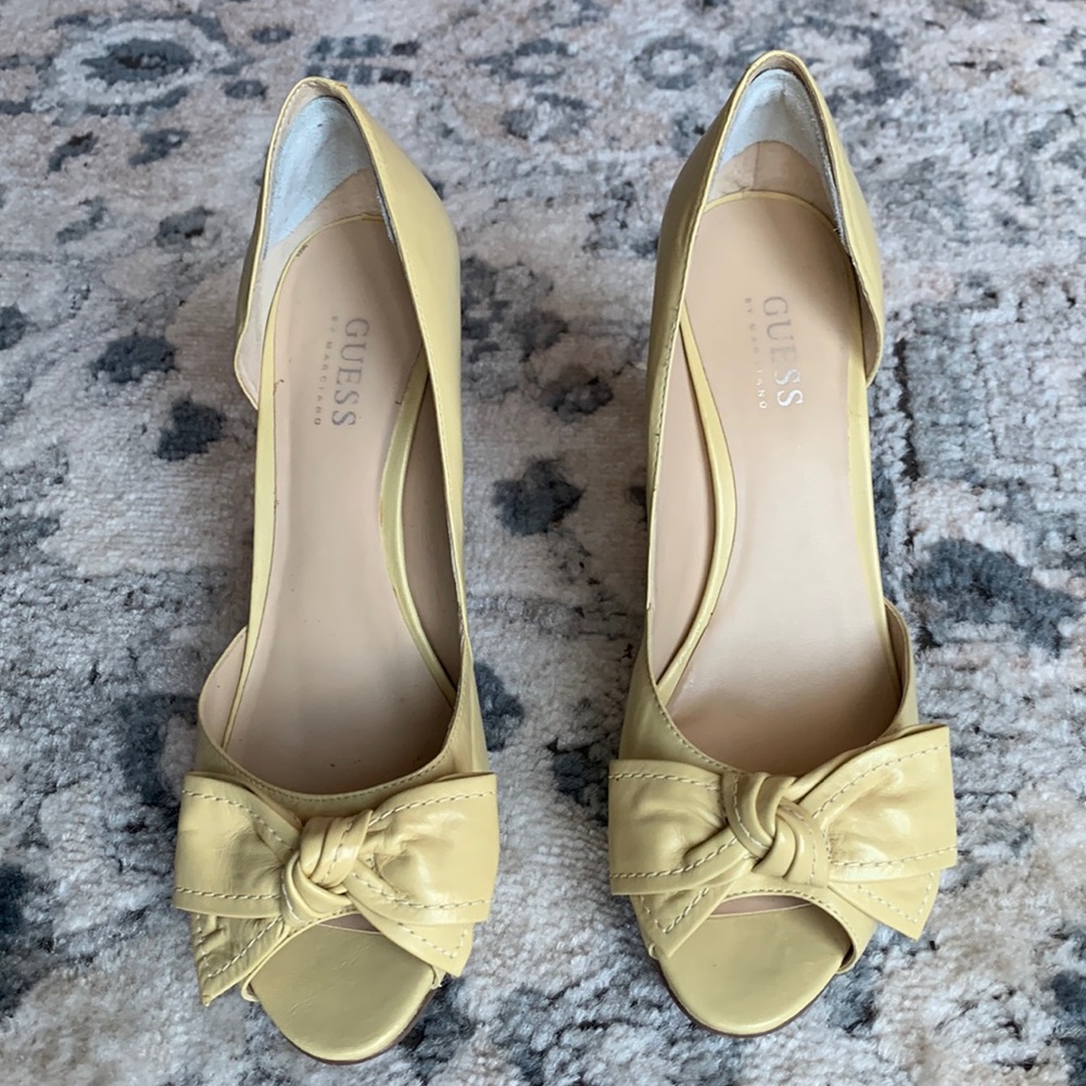 Guess leather yellow pumps